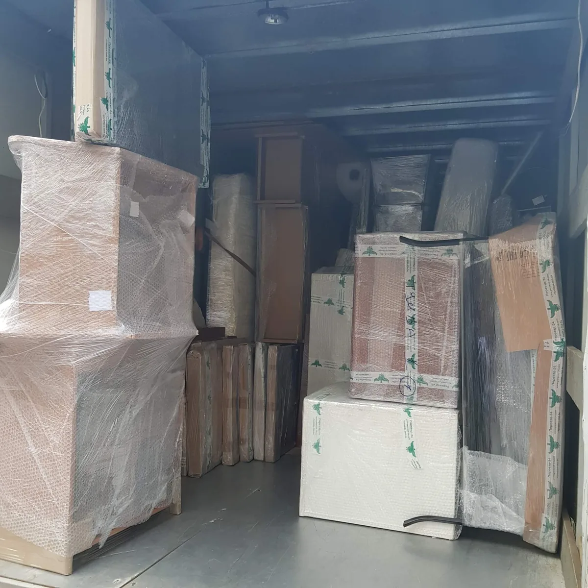 Sorgfältig verpackte Möbel im Transporter